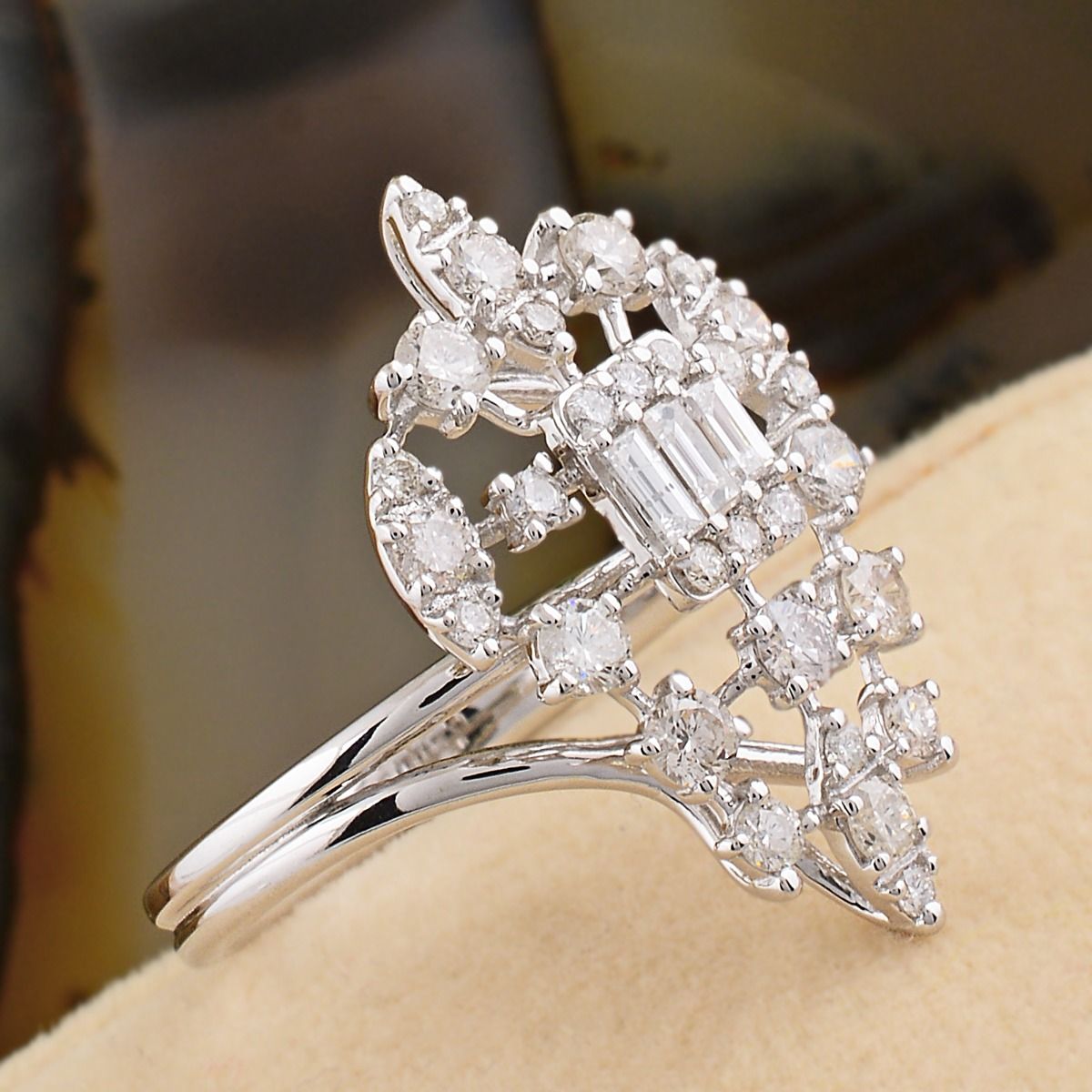 1.15 TCW Solid 18 Kt Gold SI Clarity HI Color Baguette & Round Diamond Proposal Designer Ring