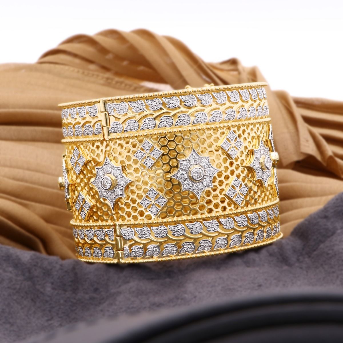 18k Yellow Gold Handmade Cuff Bangle Bracelet Natural 8.90 Carat Hi Color Si Clarity Diamond Jewelry