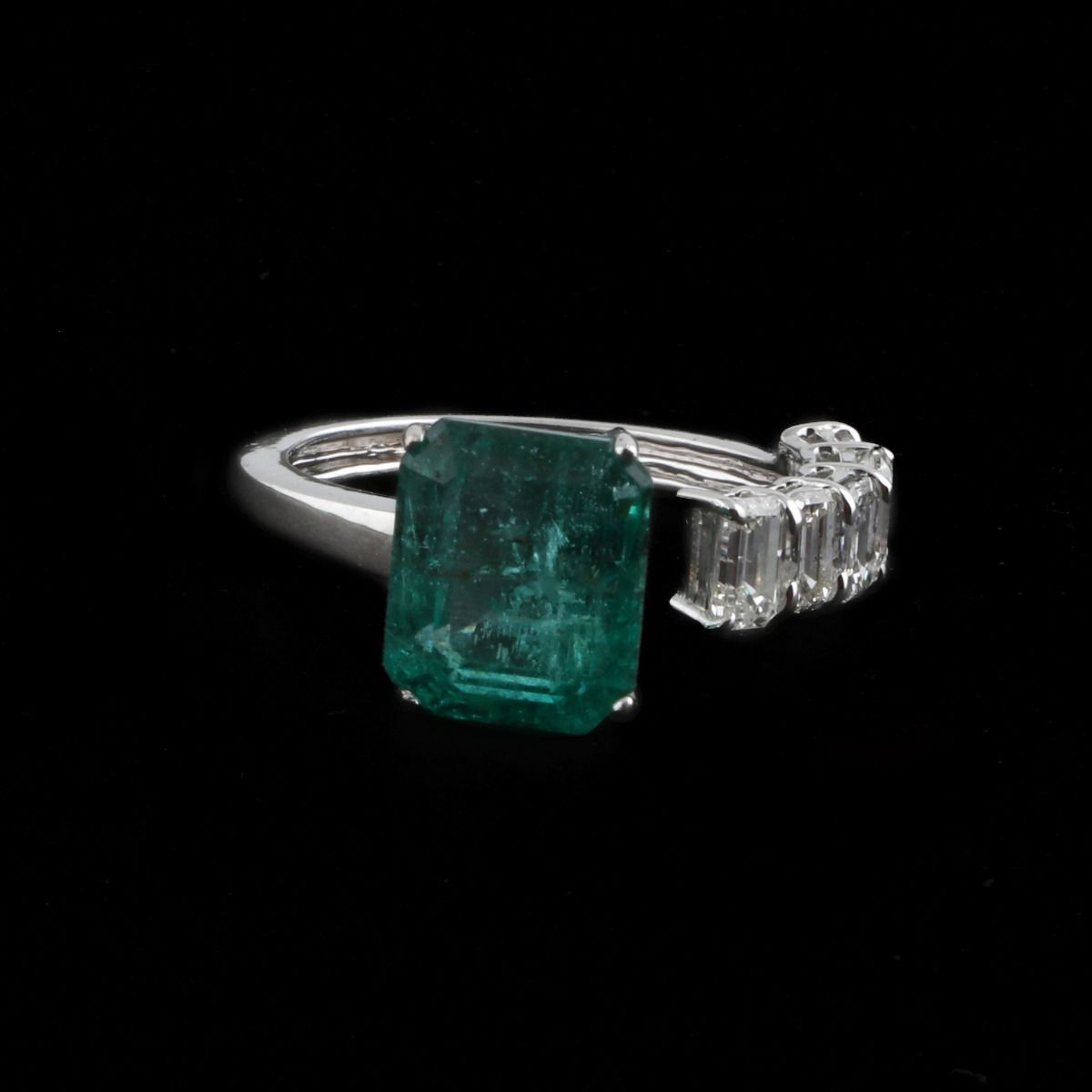 One Emerald Solid 18Kt White Gold SI Clarity HI Color Diamond Proposal Designer Ring