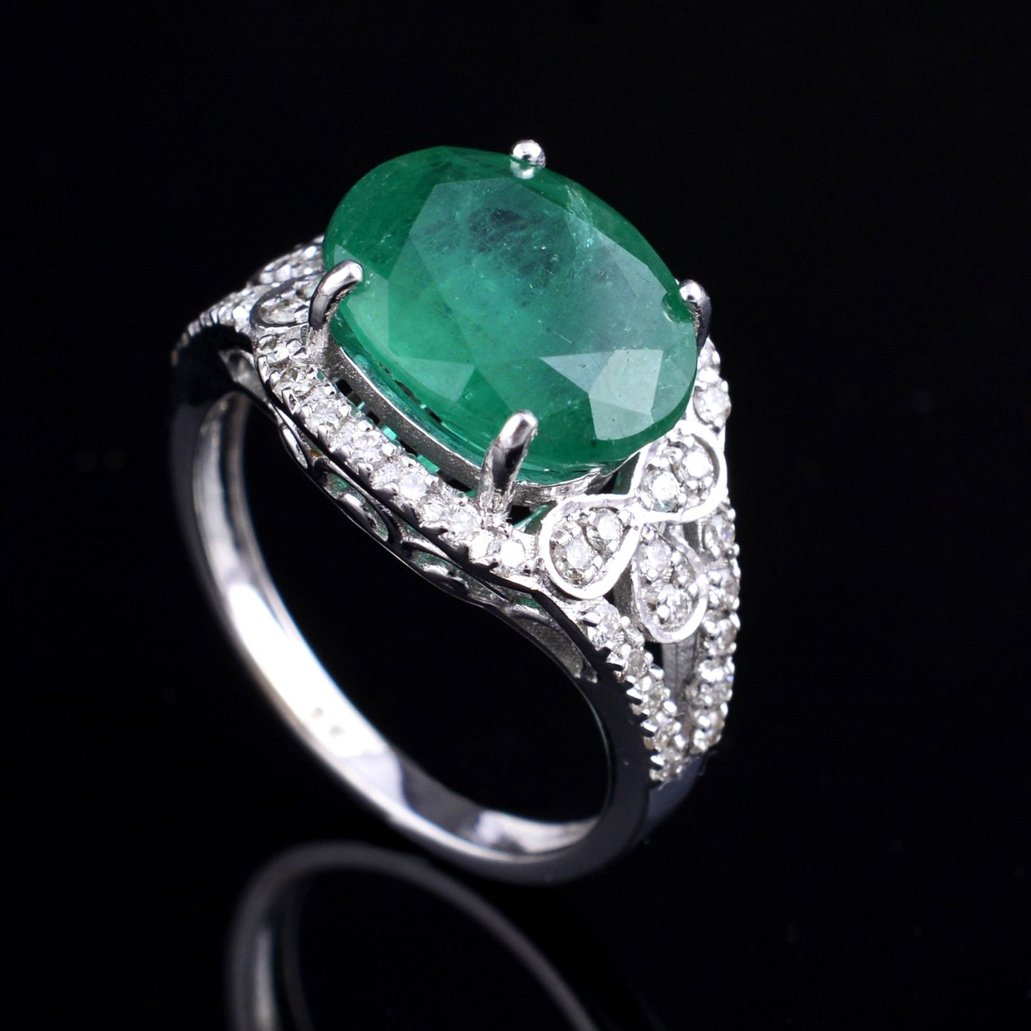 Solid 18 Kt White Gold Oval Emerald Gemstone SI/HI Pave Diamond Wedding Ring