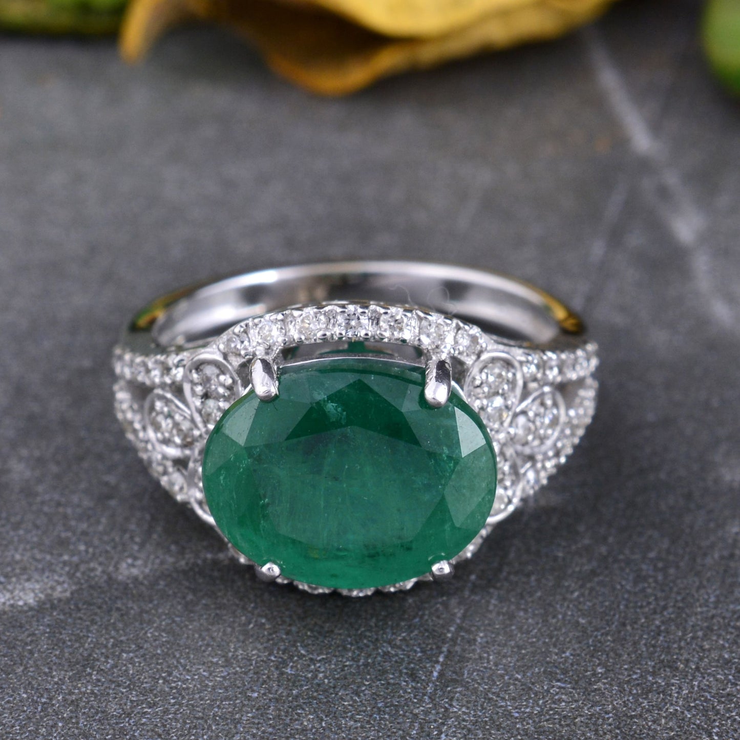 Solid 18 Kt White Gold Oval Emerald Gemstone SI/HI Pave Diamond Wedding Ring