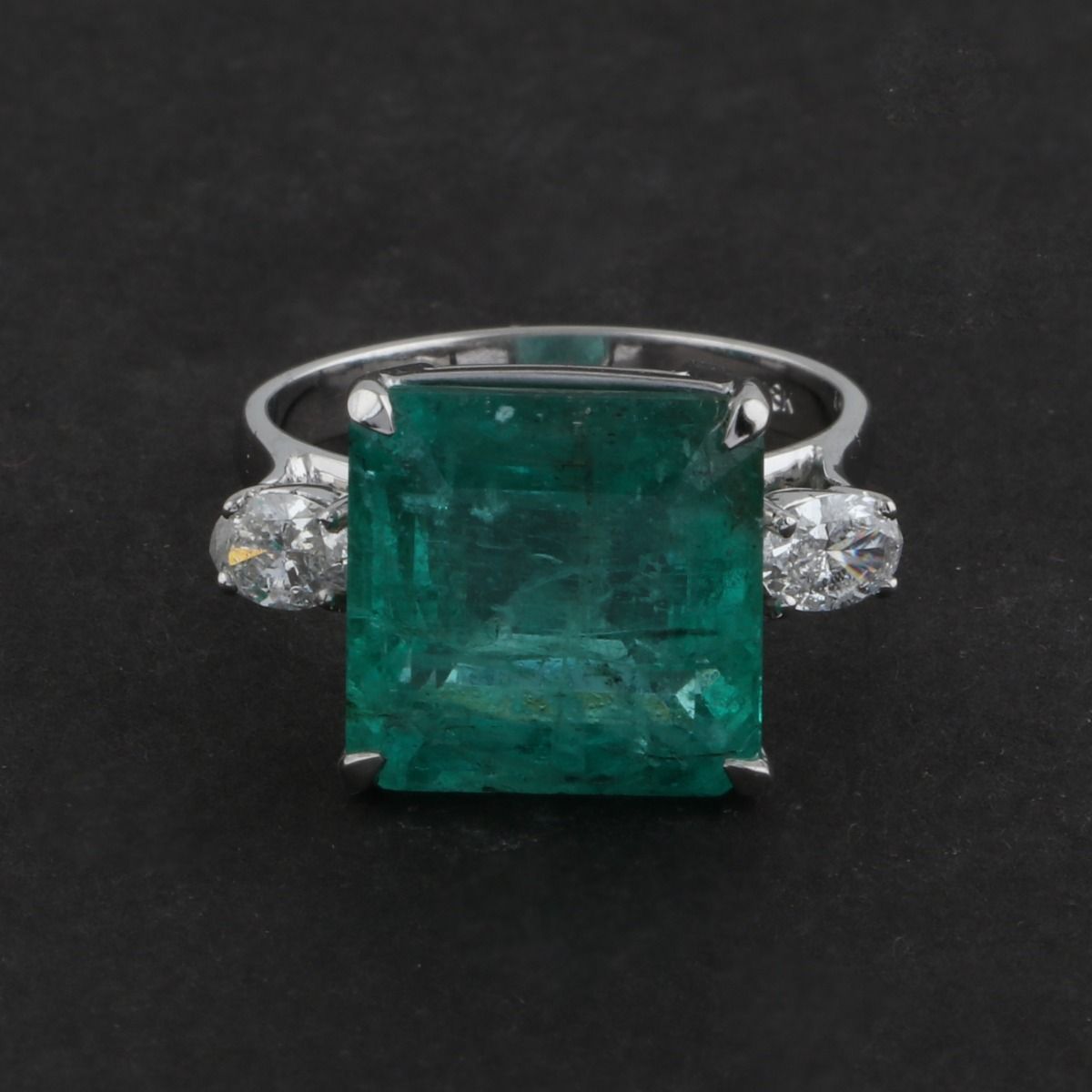 Natural Emerald Solid 18 Kt White Gold SI Clarity HI Color Diamond Proposal Ring