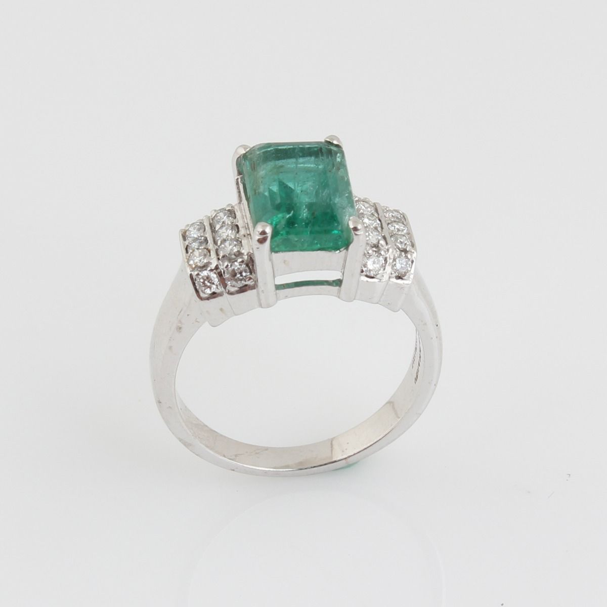 Rectangle Shaped Emerald Solid 18 Kt White Gold SI Clarity HI Color Diamond Proposal Ring