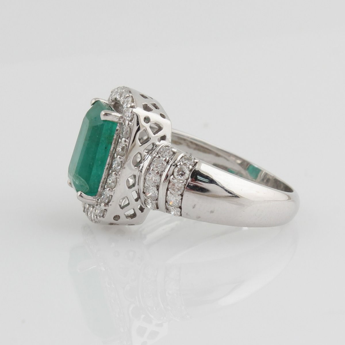 Rectangle Shaped Emerald Solid 18 Kt White Gold SI Clarity HI Color Diamond Proposal Ring