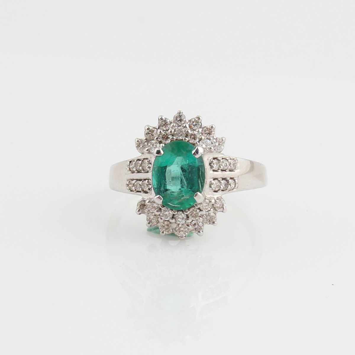 Round Shaped Emerald Solid 18 Kt White Gold SI Clarity HI Color Diamond Proposal Ring