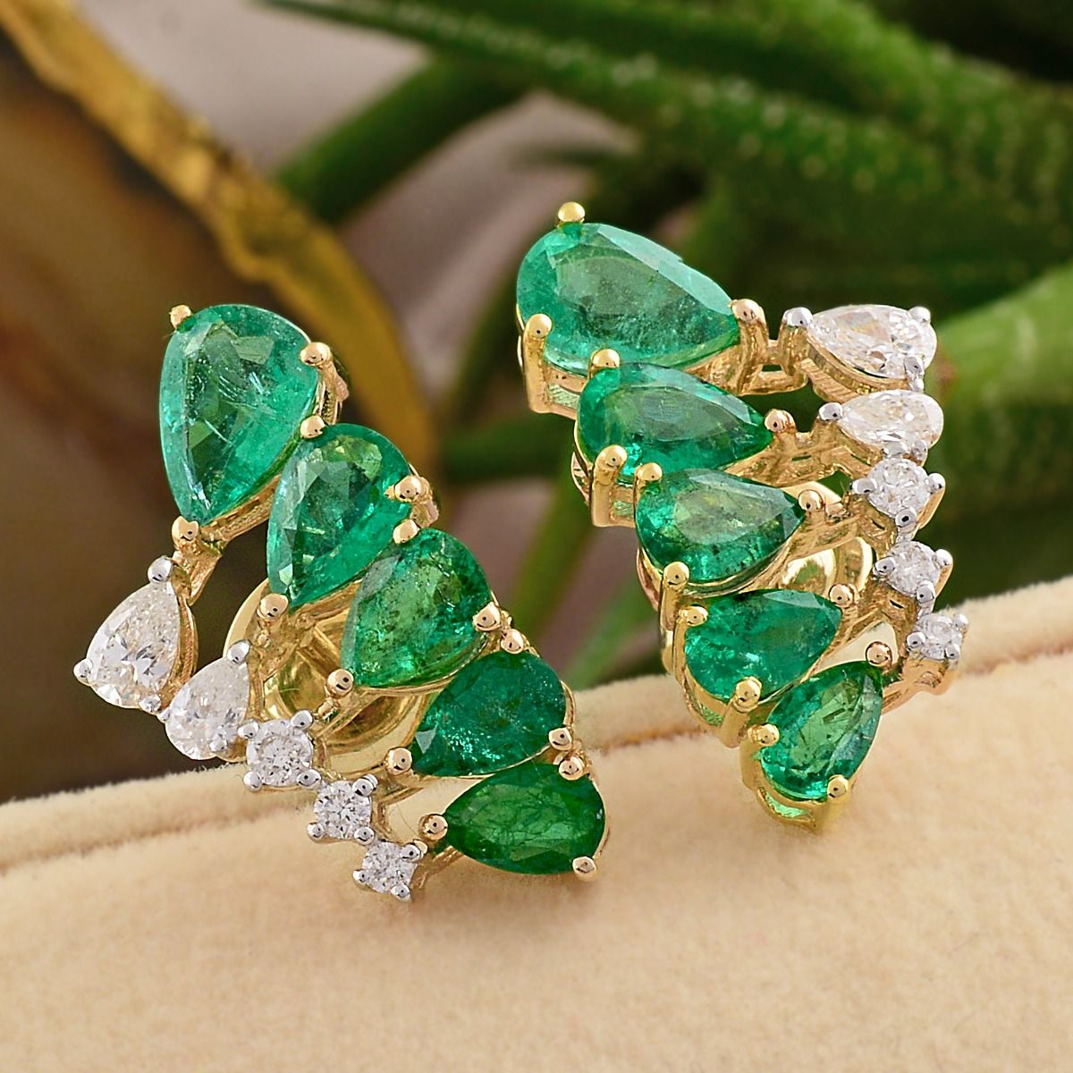 Pear Shaped Emerald & SI Clarity HI Color Diamond Solid 18 Kt Yellow Gold Handmade Earrings