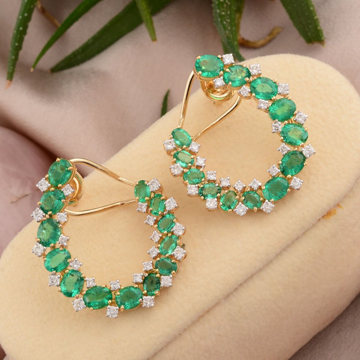 Oval Shaped Emerald Solid 18 Kt Yellow Gold SI Clarity HI Color Diamond Handmade Clip On Earrings