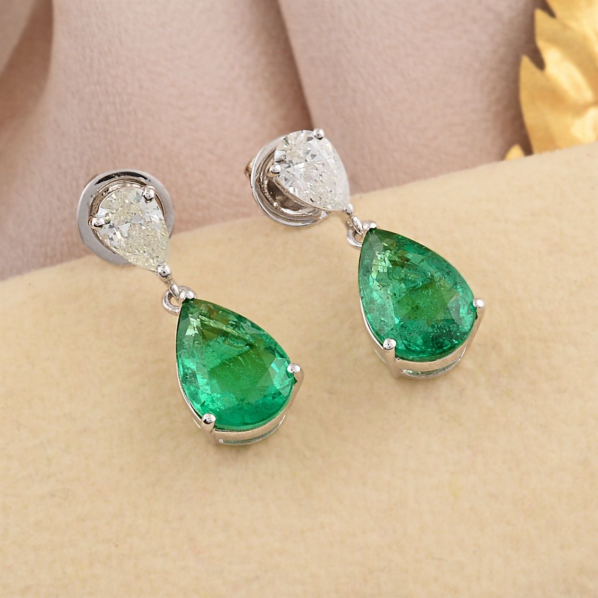 Pear Shaped Emerald Solid 18 Kt White Gold SI Clarity HI Color Diamond Fine Stud Earrings