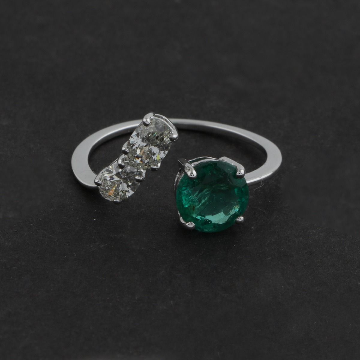 Round Emerald Solid 18 Kt White Gold SI Clarity HI Color Diamond Promise Ring