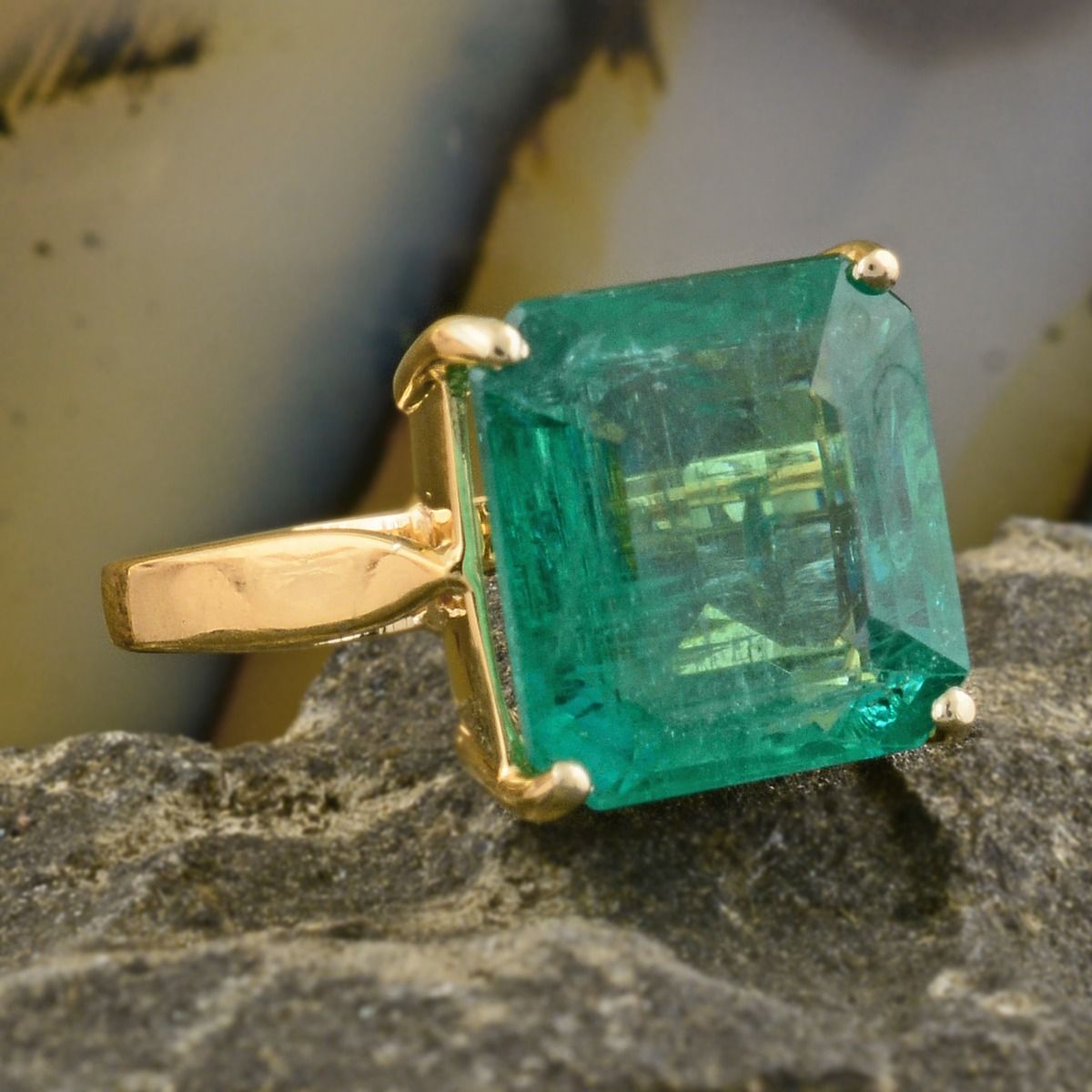 Real Emerald Solid 18 Kt Yellow Gold SI Clarity HI Color Diamond Proposal Ring